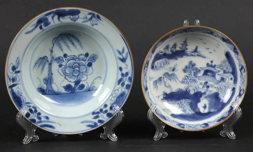 A porcelain cream plate with willow decors, a deep plate wi: A porcelain cream plate with willow decors, a deep plate with river/pagoda decor. China, Qianglong.Diam.: (grootste) 16,5 cm.