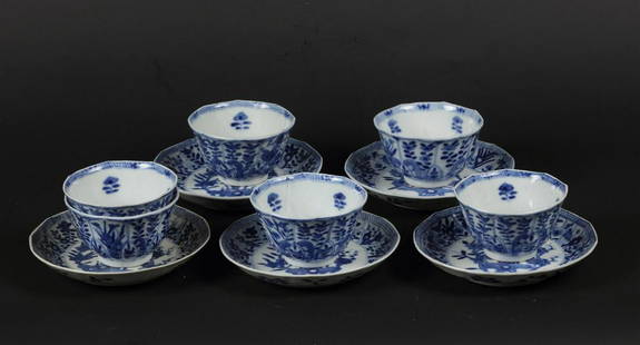 A lot of (6+5) cups and saucers with floral decor. China, 1: A lot of (6+5) cups and saucers with floral decor. China, 19th century.Diam.: 13,5 cm.