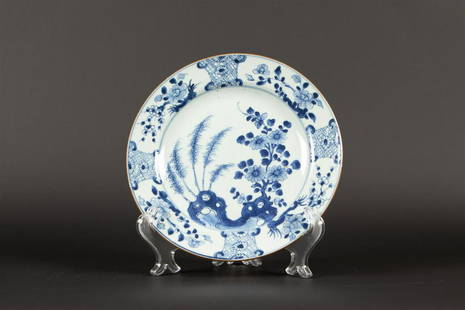 A porcelain plate blossom branch/bamboo decor center. China: A porcelain plate blossom branch/bamboo decor center. China, Qianglong.Diam.: 22,5 cm.