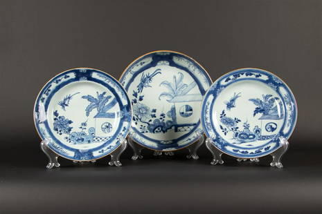 A porcelain plate and a deeper dish, Koekkoek in and out of: A porcelain plate and a deeper dish, Koekkoek in and out of the house. China, Qianglong.Diam.: 22,5 x 26,5 cm.
