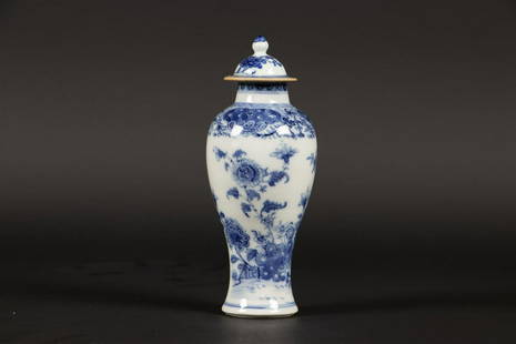 A porcelain baluster-shaped lidded vase with rich floral de: A porcelain baluster-shaped lidded vase with rich floral decoration. China, Qianglong.H.: 17,5 cm.