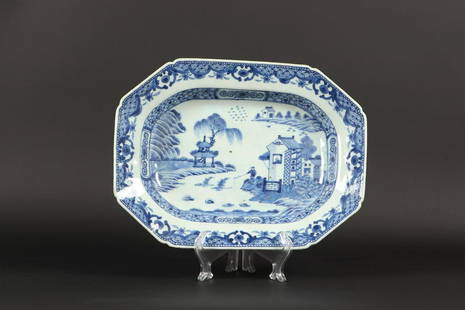 A porcelain 8-sided terinne saucer with landscape and figur: A porcelain 8-sided terinne saucer with landscape and figures decor. China, Qianglong.Diam.: 37 cm.