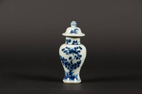 A porcelain lidded jar with floral decor. China, Qianglong.: A porcelain lidded jar with floral decor. China, Qianglong.H.: 12 cm.