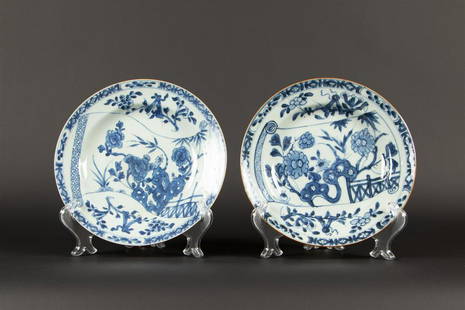 A set of porcelain so-called letter plates (letter-shaped d: A set of porcelain so-called letter plates (letter-shaped decoration in the middle). China, Qianlong.Diam.: 22 cm.