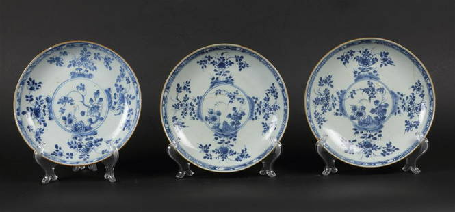 A set of porcelain plates with floral decor. China Qianglon: A set of porcelain plates with floral decor. China Qianglong.Diam.: 22 cm.