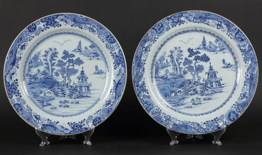 A set of porcelain dishes with river landscape and pagoda d: A set of porcelain dishes with river landscape and pagoda decor. China, Qianglong.Diam.: 36,5 cm.