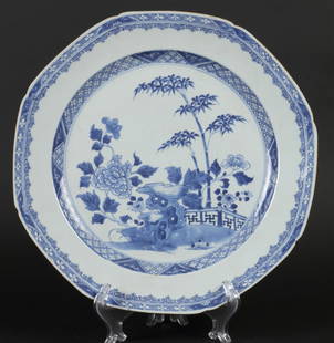 A porcelain dish with floral decor. China, Qianglong. Diam.: A porcelain dish with floral decor. China, Qianglong.Diam.: 34,5 cm.