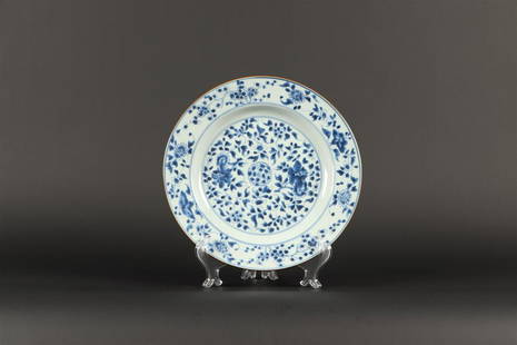 A porcelain plate with floral decor. China, Qinglong. Diam.: A porcelain plate with floral decor. China, Qinglong.Diam.: 28 cm.