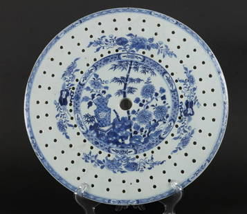 A round porcelain floating bowl with a table with a decorat: A round porcelain floating bowl with a table with a decorative vase in the center. China, Qianglong.Diam.: 36 cm.