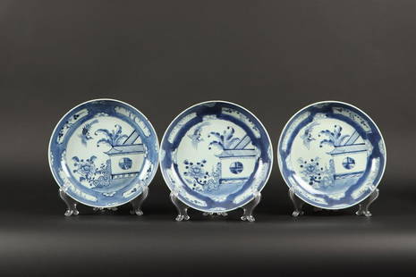 A set of porcelain plates with floral decor. China, 18th ce: A set of porcelain plates with floral decor. China, 18th century.Dian.: 23,5 cm