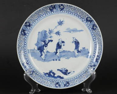 A porcelain plate decorated with playing fools. China, 19th: A porcelain plate decorated with playing fools. China, 19th century.Diam.: 23 cm.