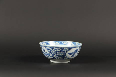 A porcelain bowl with floral decor, marked Kangxi. China, 1: A porcelain bowl with floral decor, marked Kangxi. China, 19th century.Diam.: 17,5 cm.