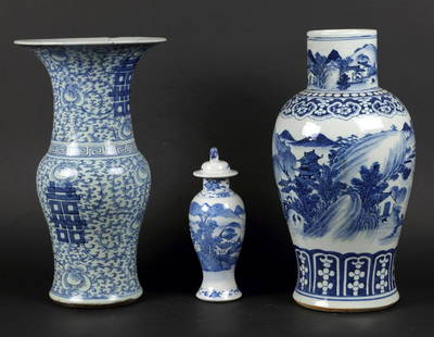 A lot of porcelain consisting of two baluster vases and a Y: A lot of porcelain consisting of two baluster vases and a Yenyen vase. China, 19th century.H.: 19, 39 & 40 cm.