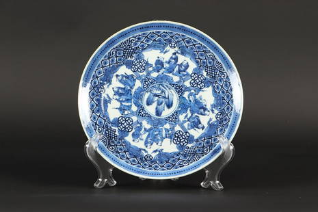 A porcelain plate decorated with various figures. China, 19: A porcelain plate decorated with various figures. China, 19th century.Diam.: 21,5 cm.