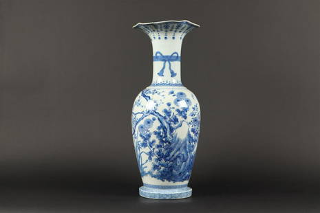 A porcelain collar vase with floral decor. China, 19th cent: A porcelain collar vase with floral decor. China, 19th century.H.: 45,5 cm.