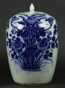 A porcelain lidded pot with floral decor. China, late 19th: A porcelain lidded pot with floral decor. China, late 19th century.H.: 33 cm.