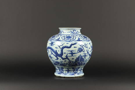 A porcelain pot with dragon decor. China, early 20th centur: A porcelain pot with dragon decor. China, early 20th century.H.: 28 cm.