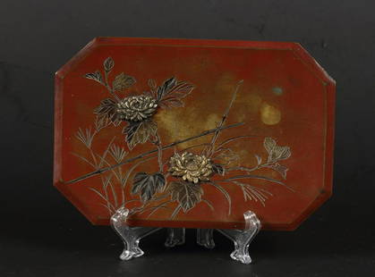 A bronze red lacquer dish 8-sided with gilded floral decora: A bronze red lacquer dish 8-sided with gilded floral decoration. Japan, Meiji.Diam.: 14 cm.