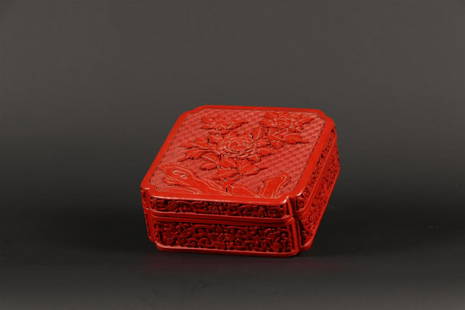 A lacquered box with lid decorated with roses. China, repub: A lacquered box with lid decorated with roses. China, republic.Diam.: 19cm.
