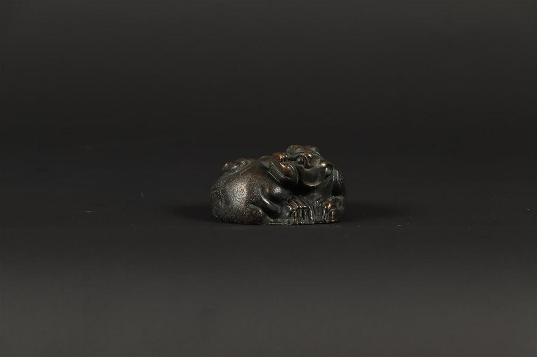 A bronze paperweight decorated with a dragon. China, 19th c (1 of 1)