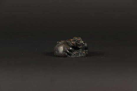 A bronze paperweight decorated with a dragon. China, 19th c: A bronze paperweight decorated with a dragon. China, 19th century.Diam.: 6 cm.