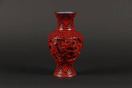 A lacquerware vase decorated with dragons. China, republic.: A lacquerware vase decorated with dragons. China, republic.H.: 16,5 cm.