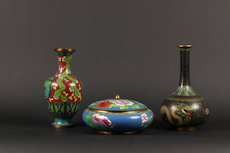 A lot of various cloisonne consisting of a lidded dish and: A lot of various cloisonne consisting of a lidded dish and vases. China, 20th century.