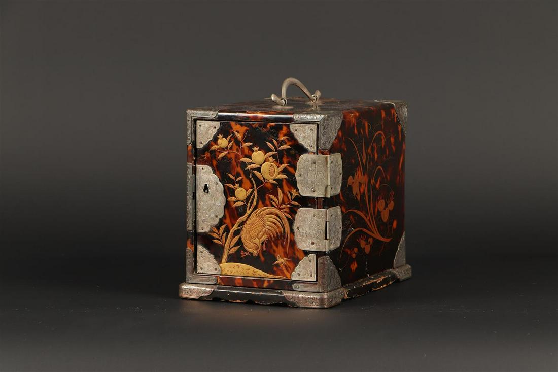 A turtle chest of drawers decorated with a rooster and flow: A turtle chest of drawers decorated with a rooster and flowers. Japan, 19th century.H.: 18 cm. B.: 13 cm.