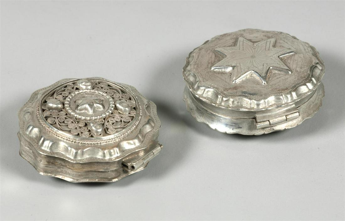 A lot with silver pill boxes, Dutch, 19th C. 67,7 gr. Diam: A lot with silver pill boxes, Dutch, 19th C. 67,7 gr. Diam.: 6 cm.