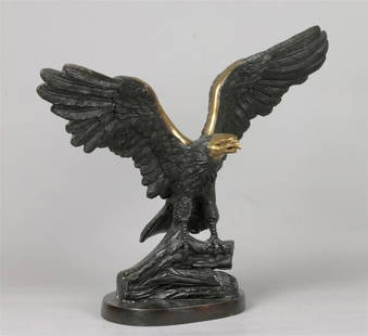 A bronze sculpture of an osprey with wings spread. Late 20t: A bronze sculpture of an osprey with wings spread. Late 20th century.H.: 35 x B.: 44 cm.