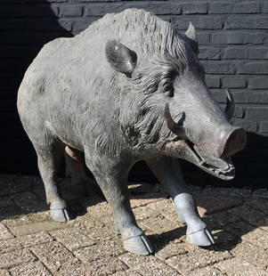 A life-size bronze garden statue of a wild boar, boar. Seco: A life-size bronze garden statue of a wild boar, boar. Second half of the 20th century.H.: 90 x B.: 120 cm.