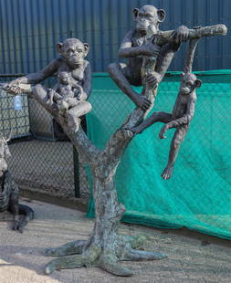 A large bronze garden statue depicting three chimps sitting: A large bronze garden statue depicting three chimps sitting on a branch. Second half of the 20th century.H.: 210 cm. x B.: 220 cm