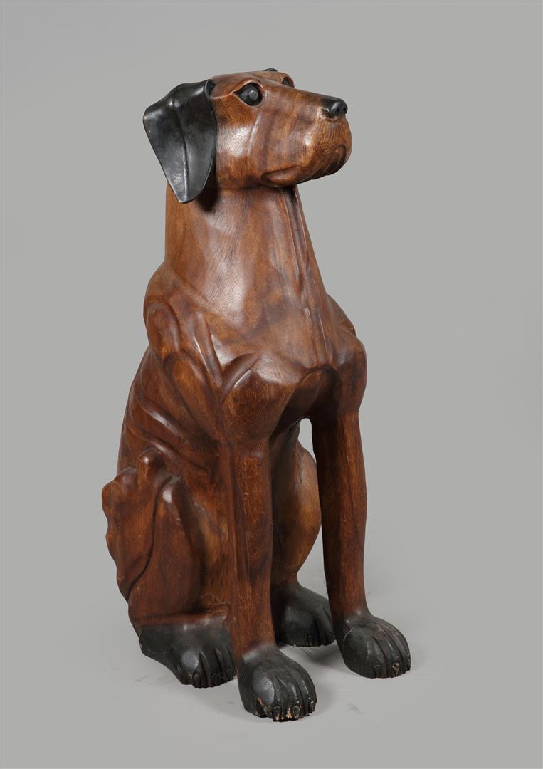 A wooden catering statue in the shape of a dog. 2nd half of: A wooden catering statue in the shape of a dog. 2nd half of the 20th century.H.: 20 cm.