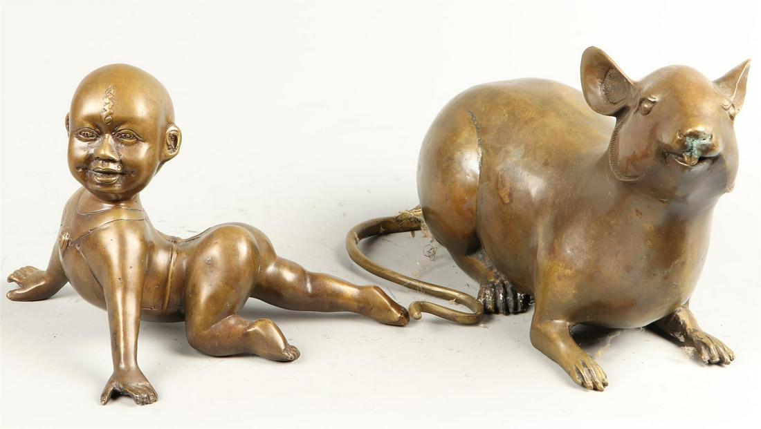 A bronze rat, and an Asian crawling toddler. 2nd half of th: A bronze rat, and an Asian crawling toddler. 2nd half of the 20th century.H.: 18 cm. en kleiner.