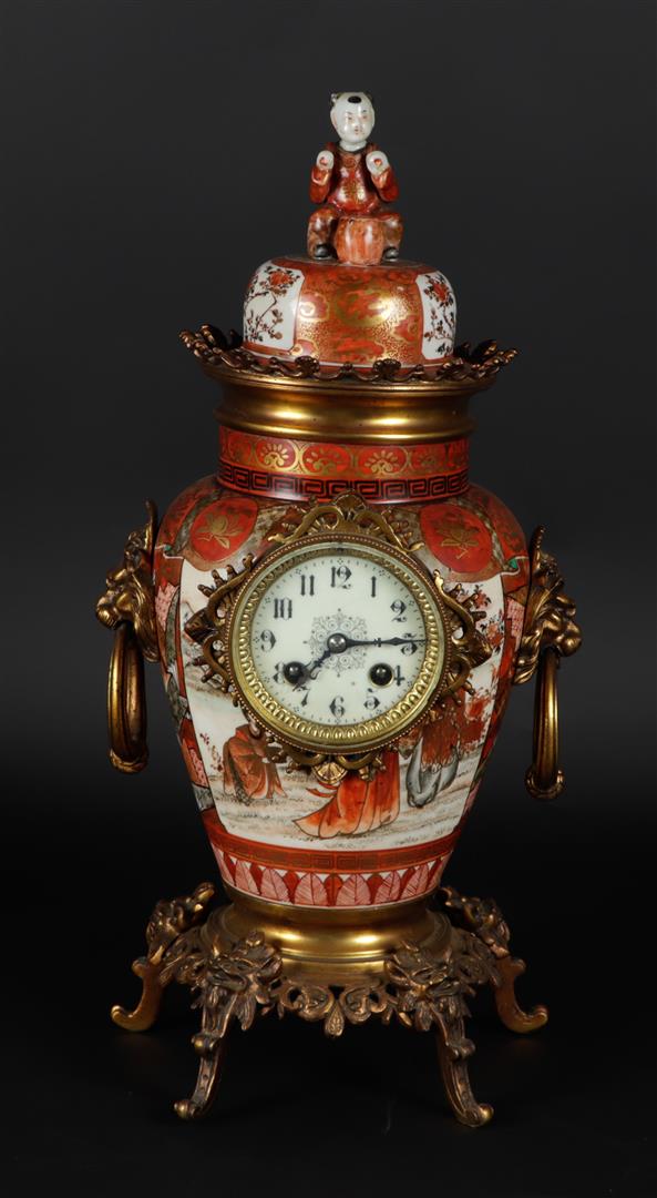 A porcelain mantel clock with Kutani decor and bronze ornam (1 of 6)