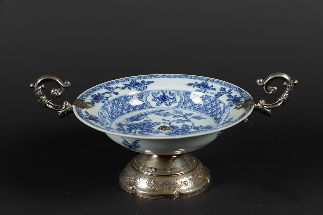 Een  porseleinen roombordje met zilveren grepen en zilveren (1 of 3)