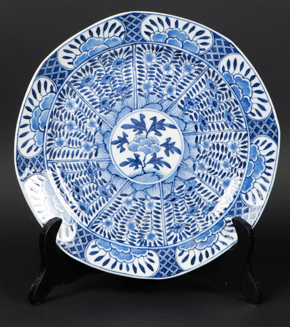 Een porseleinen bord met floraal decor in vakverdeling, gem: Een porseleinen bord met floraal decor in vakverdeling, gemerkt Kangxi. China, 19e eeuw.