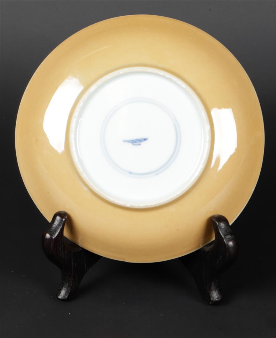 Een porseleinen bordje met verschillende perken en Lingzhy (1 of 2)