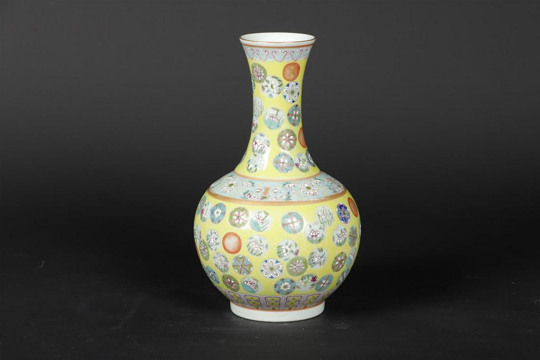 Een porseleinen Famille Rose vaas, gemerkt Guanxu. China, 2 (1 of 5)