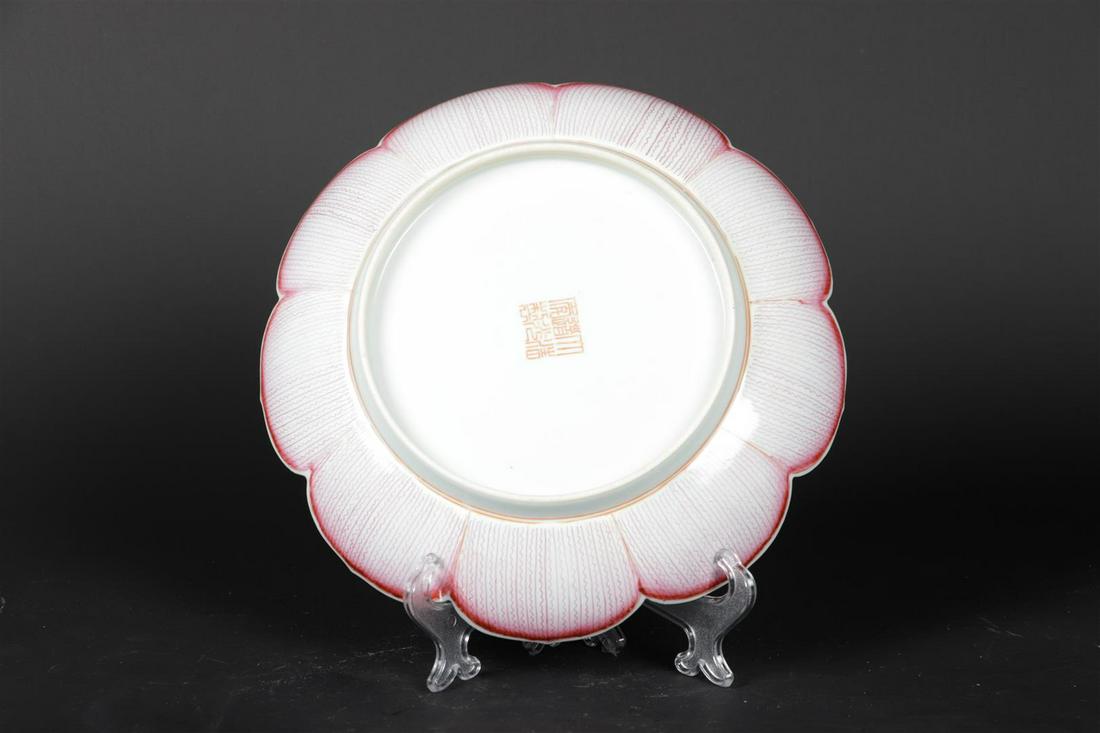 Een porseleinen lotusvormige schotel met Famille Rose decor (1 of 2)