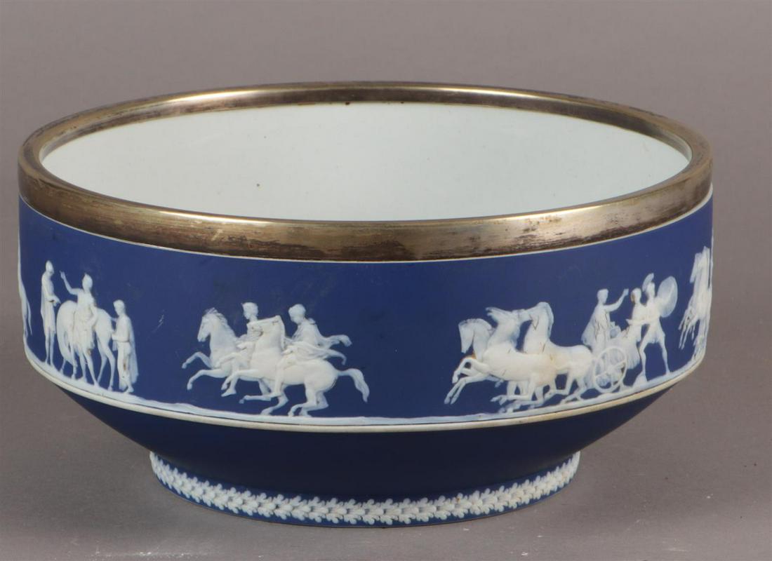 Een Wedgwood donkerblauwe Jasperware fruitschaal met decora (1 of 1)