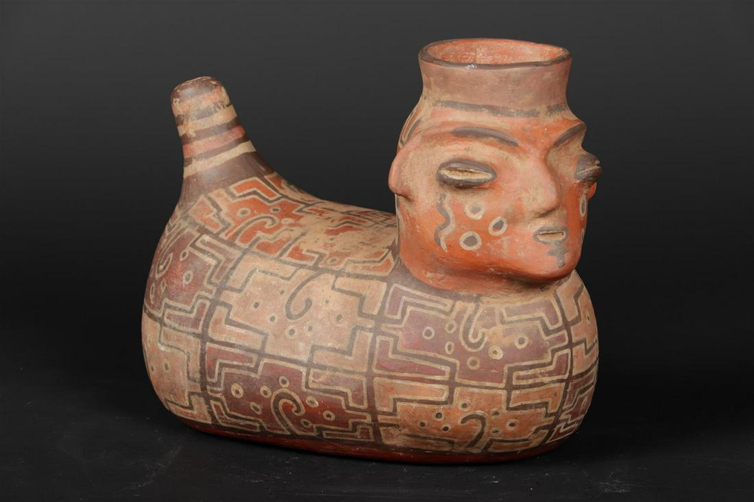 Een pre-columbiaans (stijl)  aardewerk schenkkan in de vorm (1 of 5)