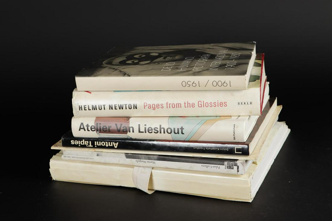 Verzameling boeken w.o. Atelier van Lieshout, 2013.: Verzameling boeken w.o. Atelier van Lieshout, 2013.