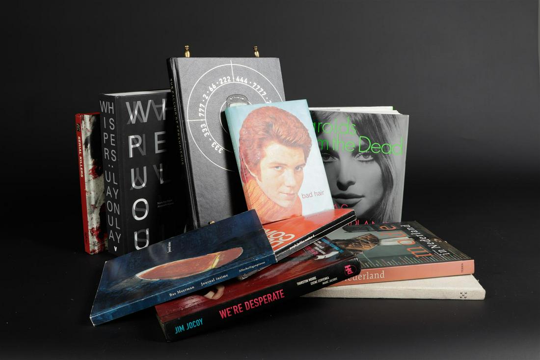 Een lot bestaande uit diverse boeken en naslagwerken w.o. P: Een lot bestaande uit diverse boeken en naslagwerken w.o. Polaroids from the Dead, Douglas Coupland, 1997.