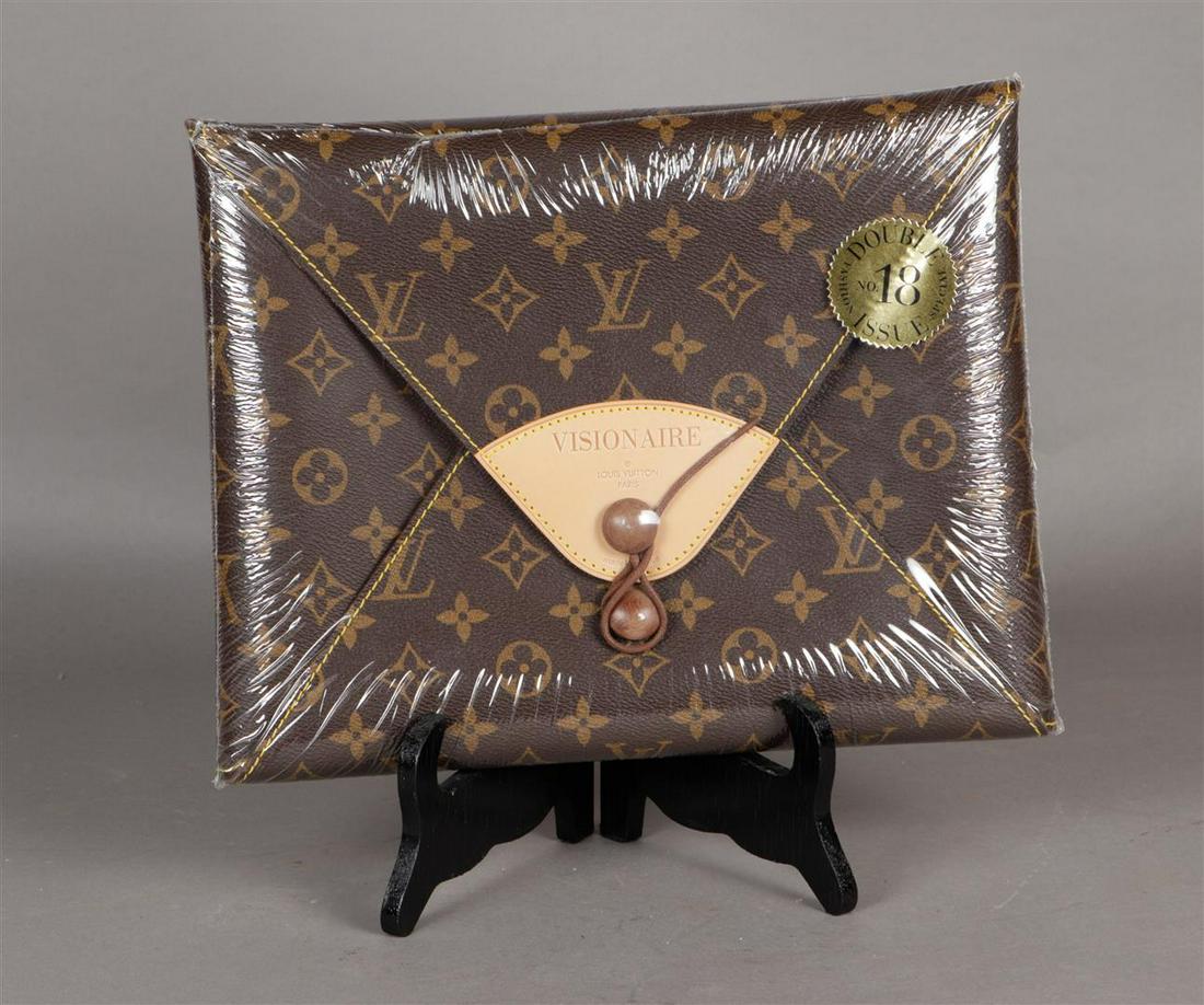 Een Louis Vuitton "Visionaire" Clutch. Nieuw in doos en in: Een Louis Vuitton "Visionaire" Clutch. Nieuw in doos en in ongeopende foelie, bevattende foto's Alexander McQueen door Steven Klein, Azzedine Alaia door Jean Paul Goude, Comme Des Garcons door Craig M