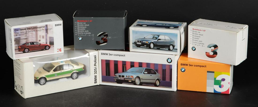 Een lot van 7 modelauto's bestaande uit een BMW 325i poliz: Een lot van 7 modelauto's bestaande uit een BMW 325i polizei , station, 325i, (2x) 3er compact, 318ti en 3er limousine . Allen in originele doos.