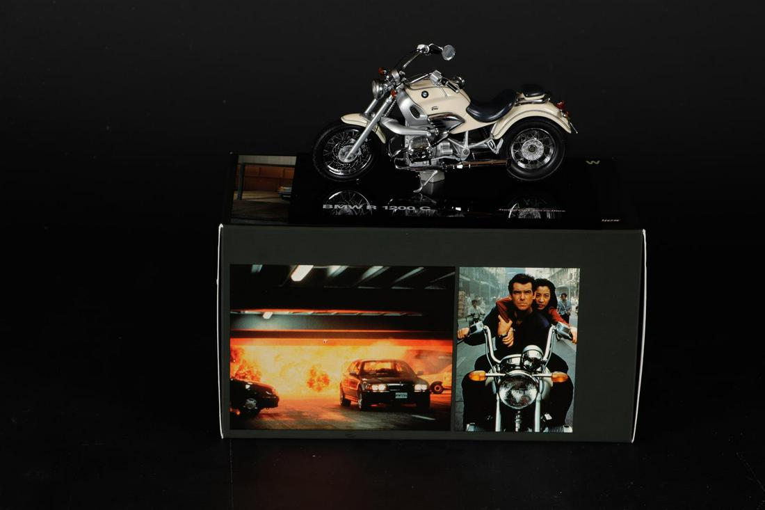 BMW-James Bond - Scale 1/18 - BMW R 1200 C Motorbike - Jame: BMW-James Bond - Scale 1/18 - BMW R 1200 C Motorbike - James Bond 'Tomorrow Never Dies'.