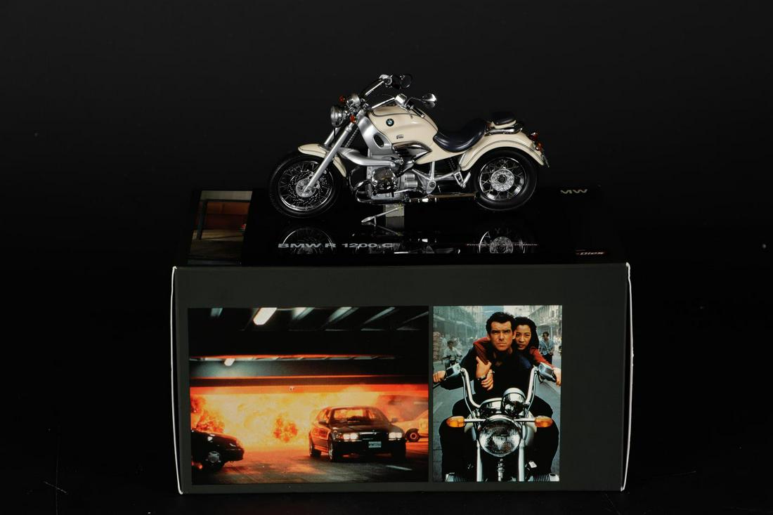 BMW-James Bond - Scale 1/18 - BMW R 1200 C Motorbike - Jame: BMW-James Bond - Scale 1/18 - BMW R 1200 C Motorbike - James Bond 'Tomorrow Never Dies'