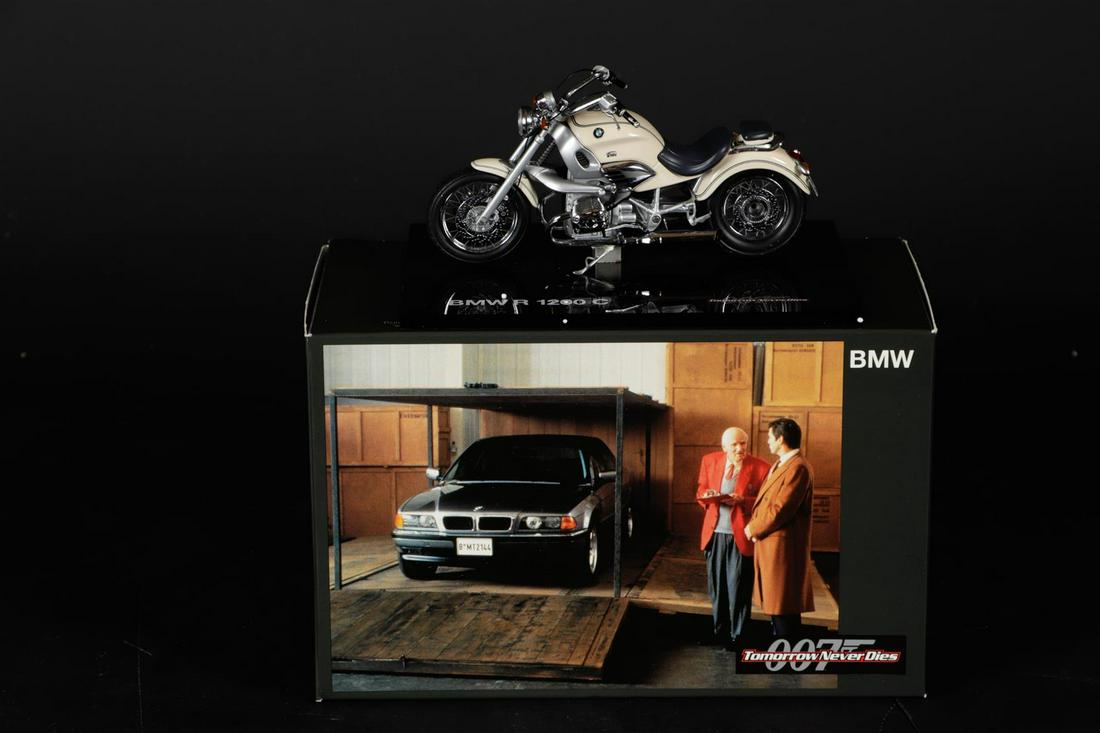 BMW-James Bond - Scale 1/18 - BMW R 1200 C Motorbike - Jame: BMW-James Bond - Scale 1/18 - BMW R 1200 C Motorbike - James Bond 'Tomorrow Never Dies'.