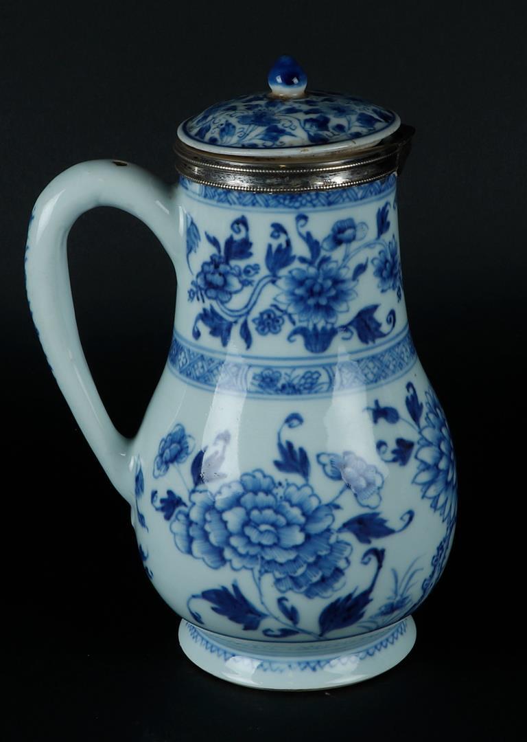 A large porcelain jug with peony decoration, around which rich floral decoration. Kangxi/Yongzheng. (1 of 6)